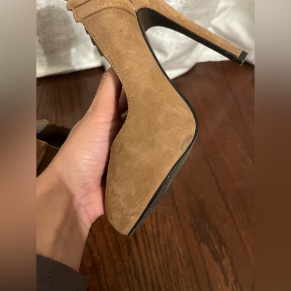 ALDO Beautiful Tan Suede Stiletto High Heel Pumps with detail on back. Size 36 - Picture 9 of 10